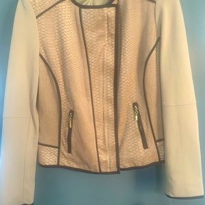 Jacket with piping details